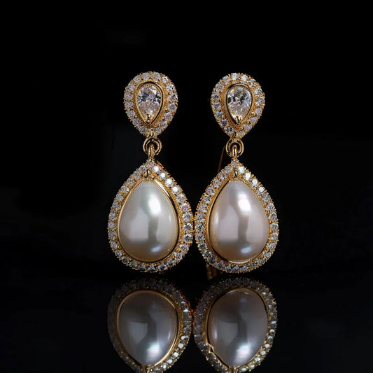 Pendientes colgantes elegantes con perlas y circonitas brillantes
