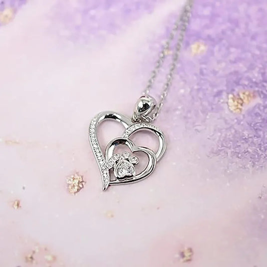 Collar en forma de corazón con circonitas brillantes y una bonita pata