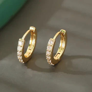 Pendientes de aro plegables brillantes con circonitas de colores: versátiles y elegantes