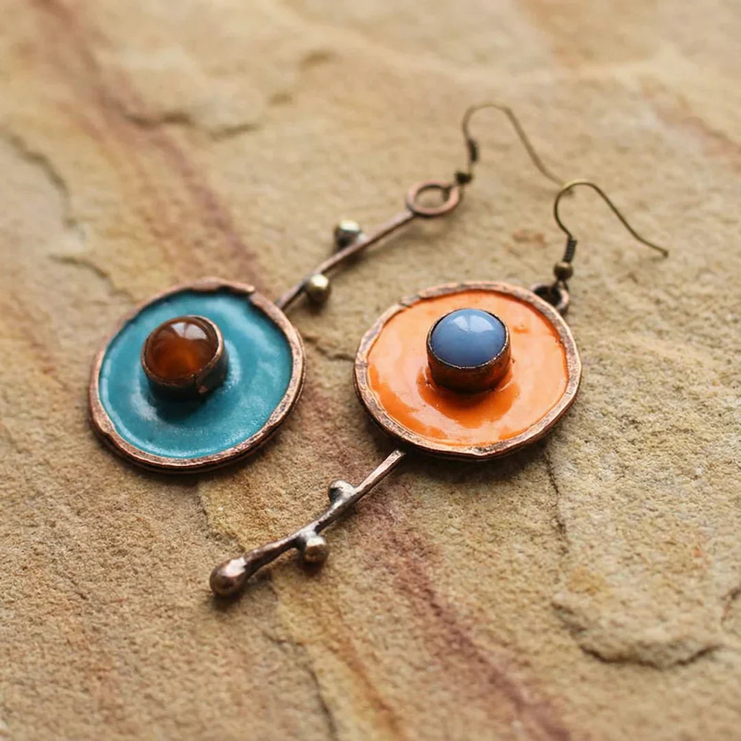 Pendientes asimétricos de cobre con esmalte de colores y piedras naturales