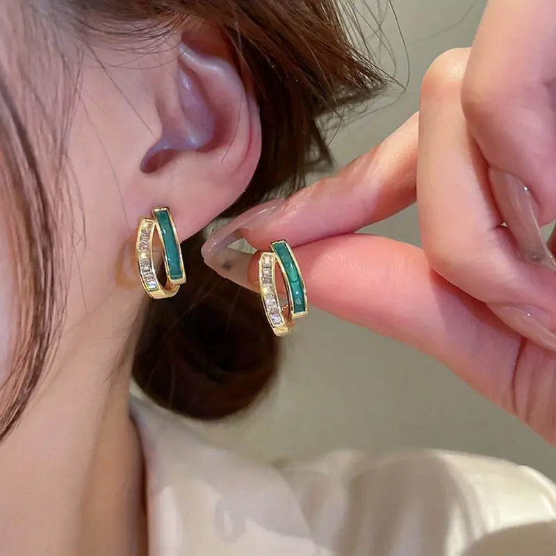 Pendientes de aro elegantes con esmalte verde brillante y circonitas brillantes