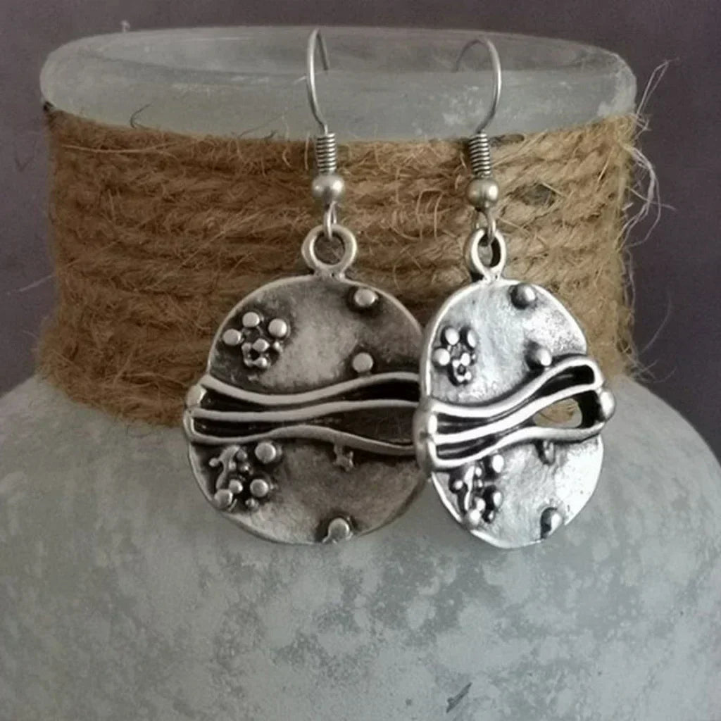 Pendientes con estampado de ondas y detalles florales