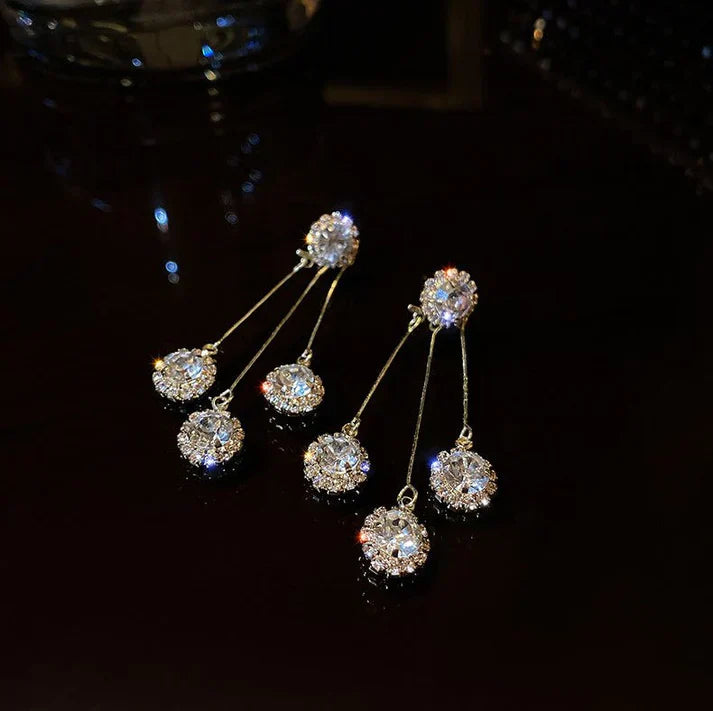 Pendientes en racimo de circonitas cúbicas brillantes con tres bolas colgantes