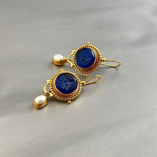 Pendientes antiguos con piedras azules y perlas de agua dulce