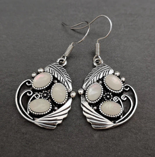 Pendientes con piedras blancas y diseño de hojas antiguas