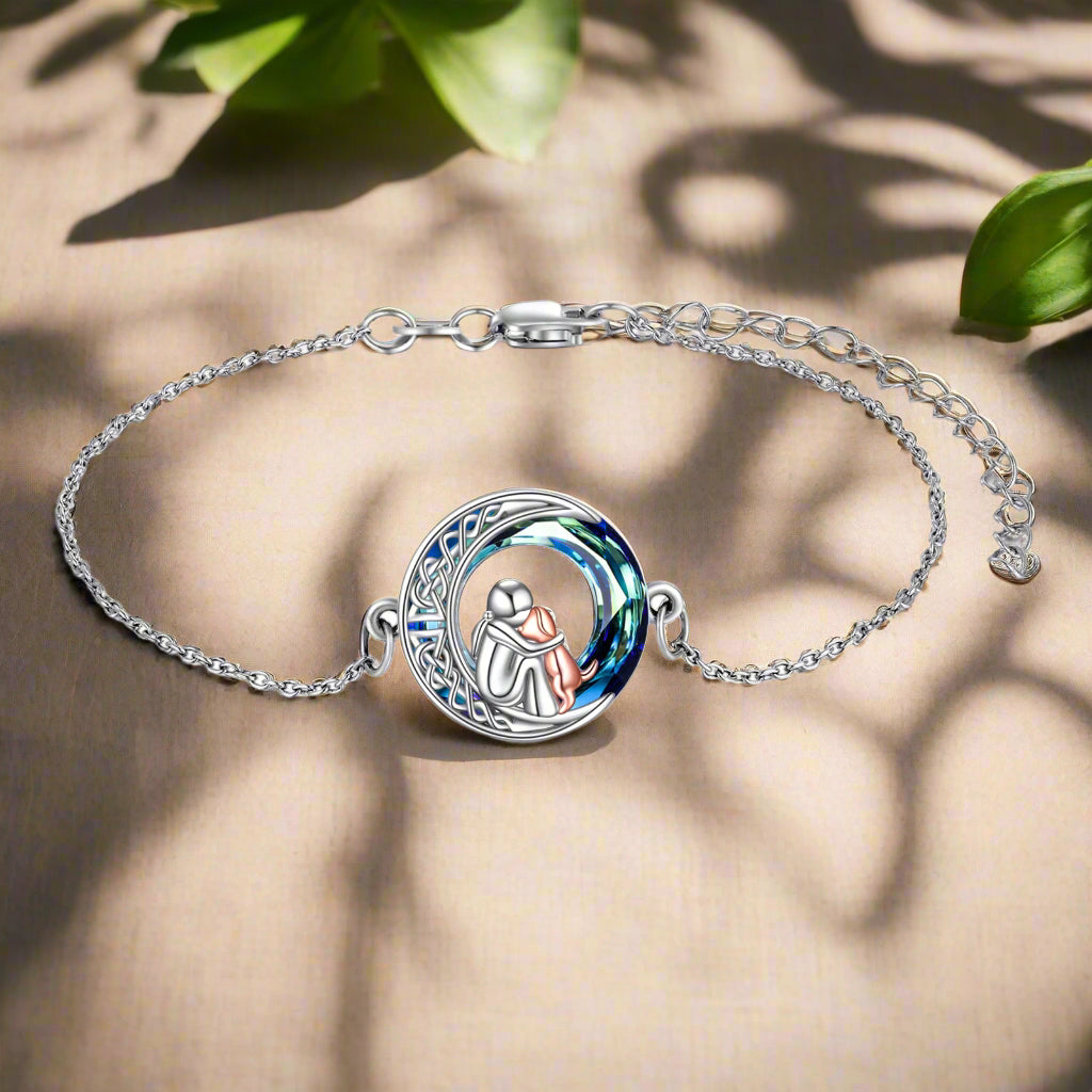 Pulsera abrazando a un perro humano con una brillante piedra lunar y una celta desnuda