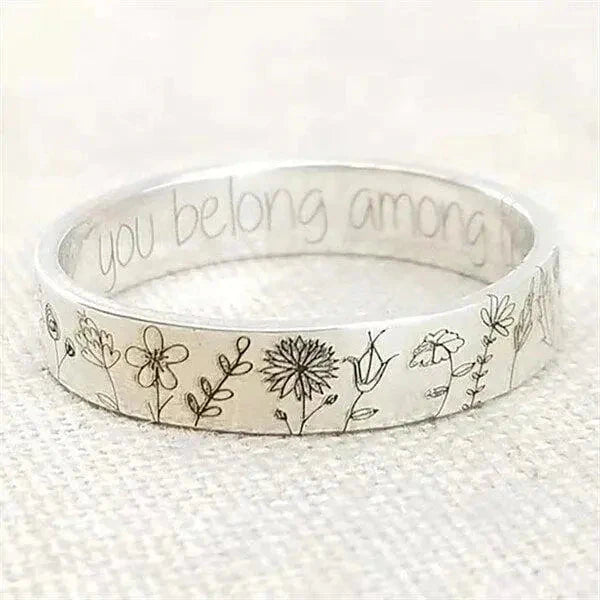 Anillo de acero inoxidable con grabado floral y mensaje inspirador