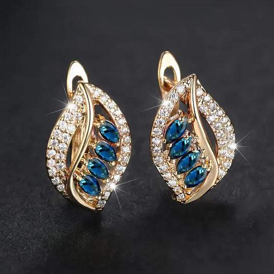 Pendientes elegantes con zafiros azules y circonitas brillantes