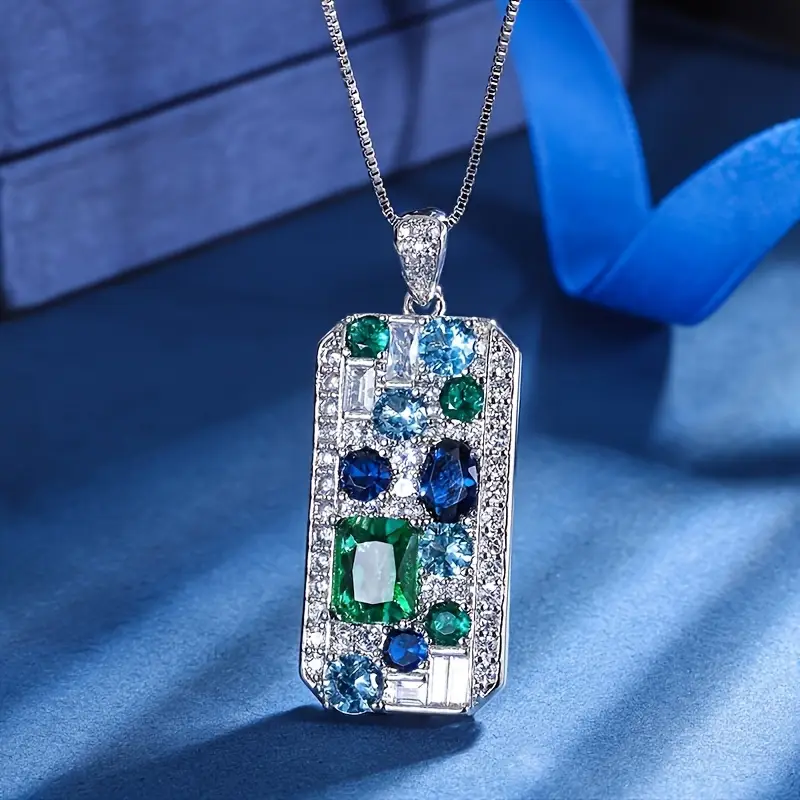 Elegante collar rectangular con radiantes piedras preciosas azules y verdes