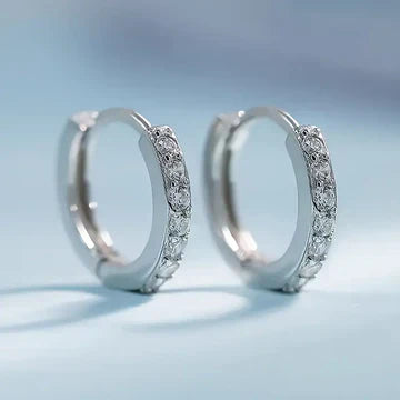 Pendientes de aro plegables brillantes con circonitas de colores: versátiles y elegantes