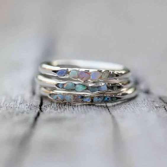Anillo vintage con piedras azules en capas