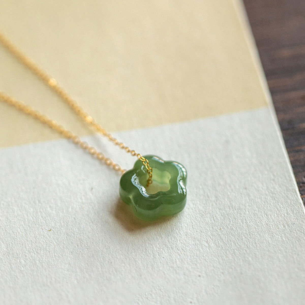 Elegante collar de mujer con colgante de flor de jade