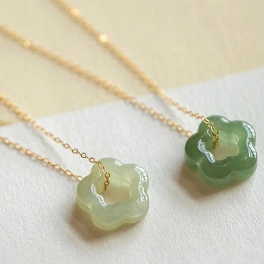 Elegante collar de mujer con colgante de flor de jade