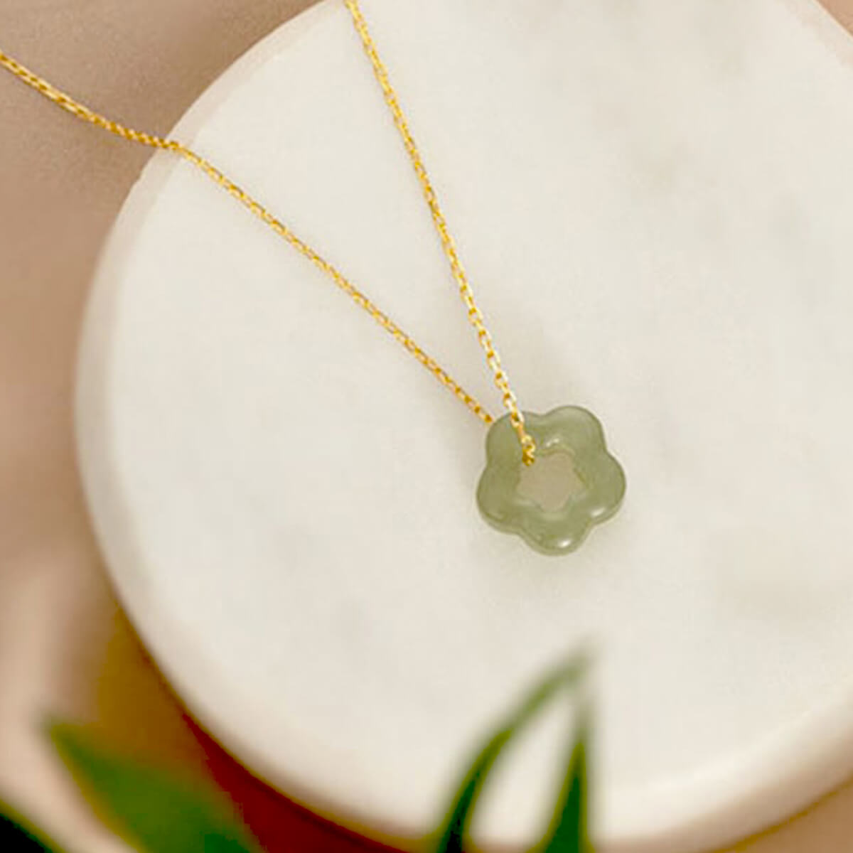Elegante collar de mujer con colgante de flor de jade