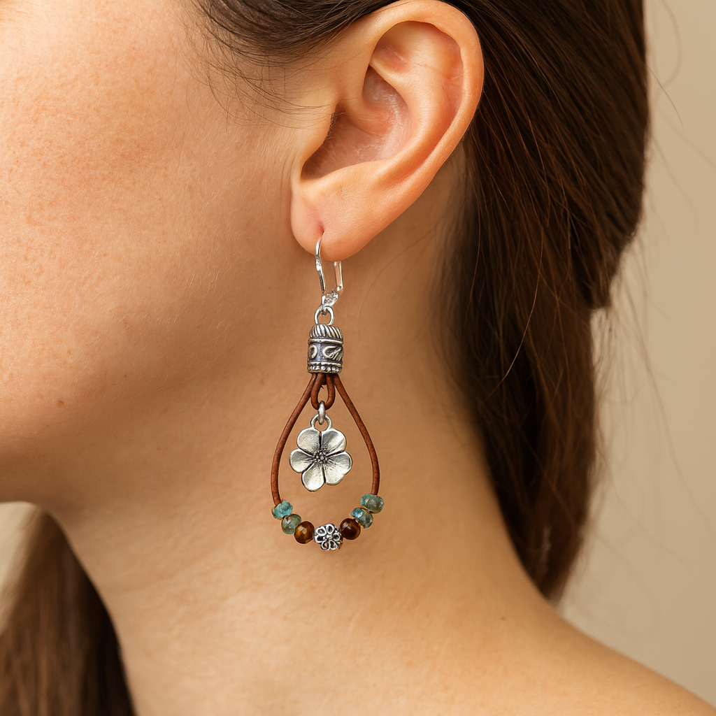 Pendientes colgantes de cuero boho con dijes de flores y cuentas