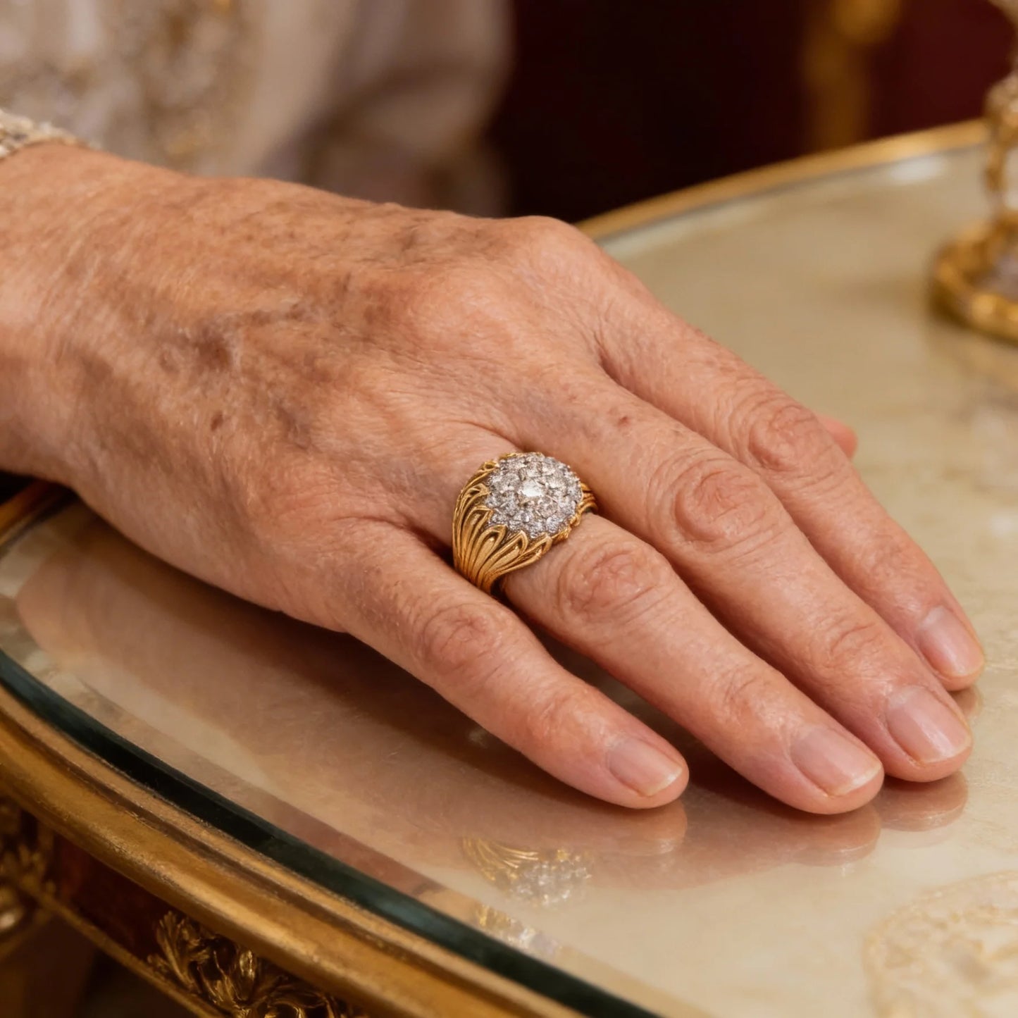 Anillo Cúpula de Lujo con Pavé de Cristales