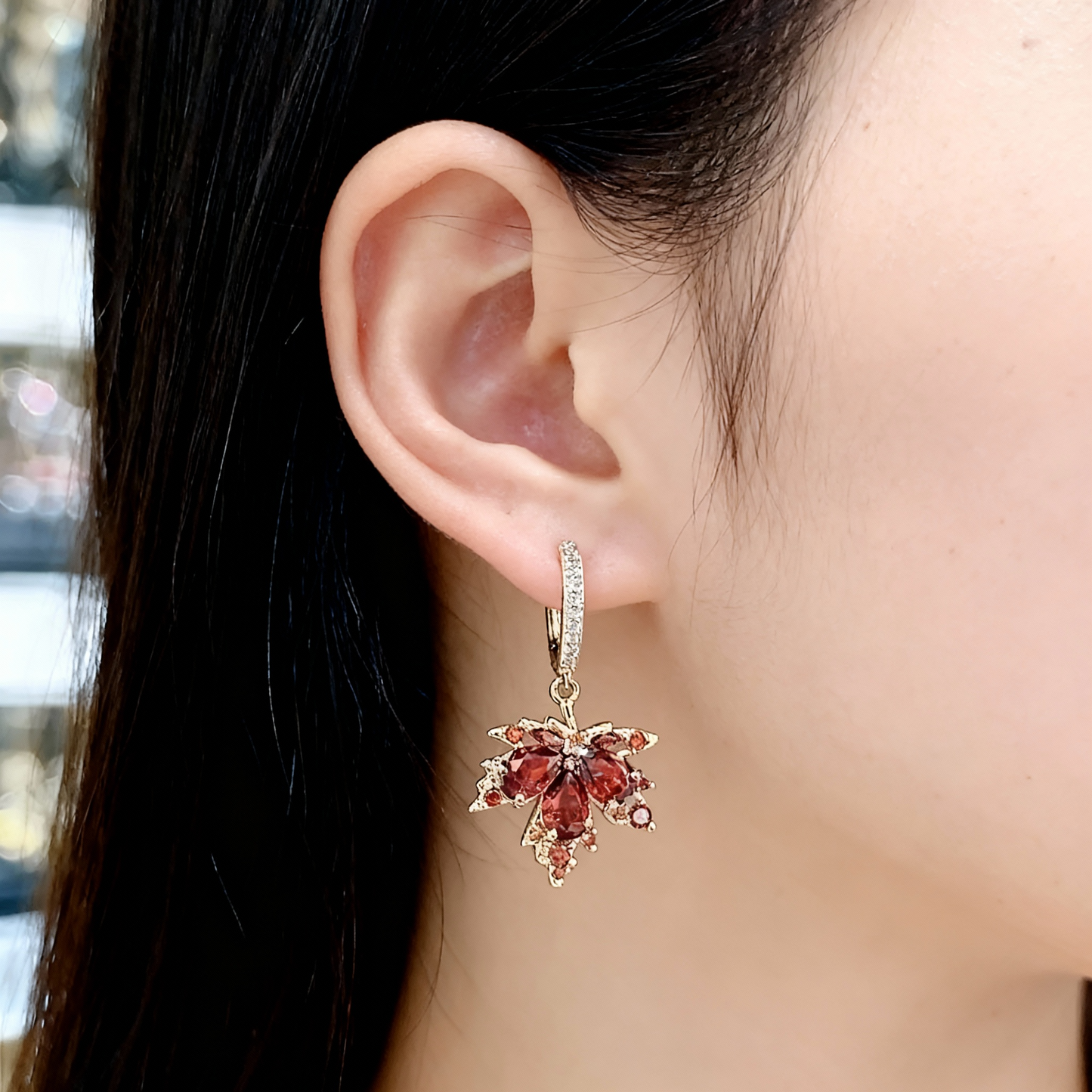 Pendientes elegantes de hoja de arce con brillantes circonitas rojas