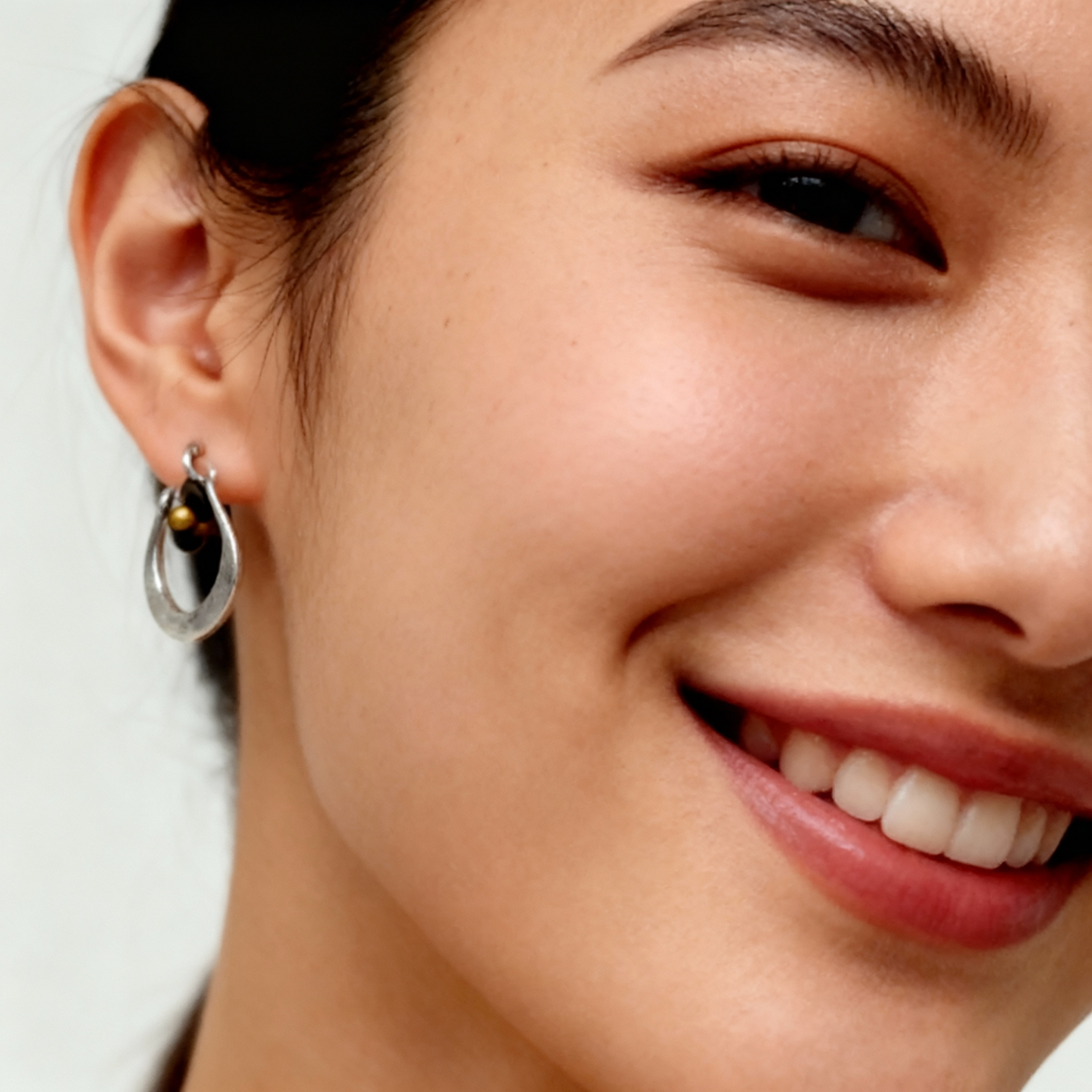 Pendientes curvos con colgantes pequeños y elegantes