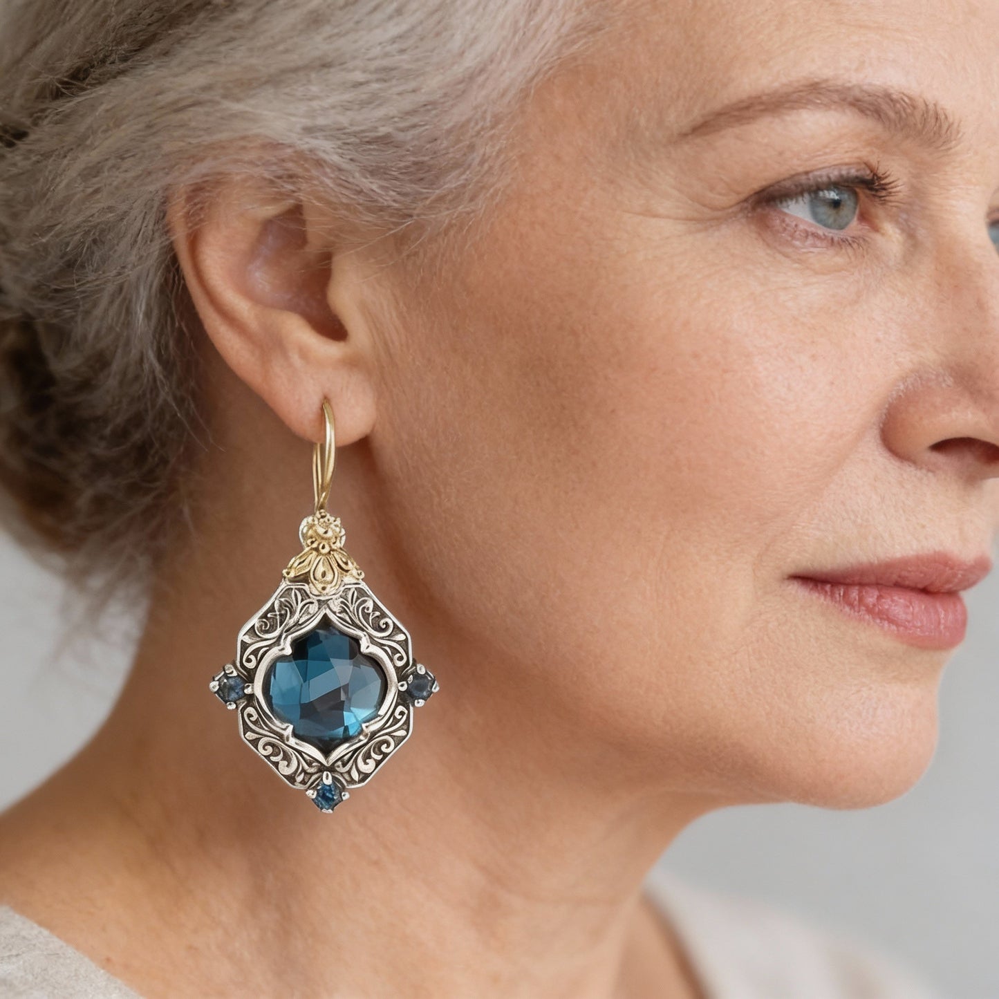 Pendientes antiguos de topacio azul con diseño floral vintage