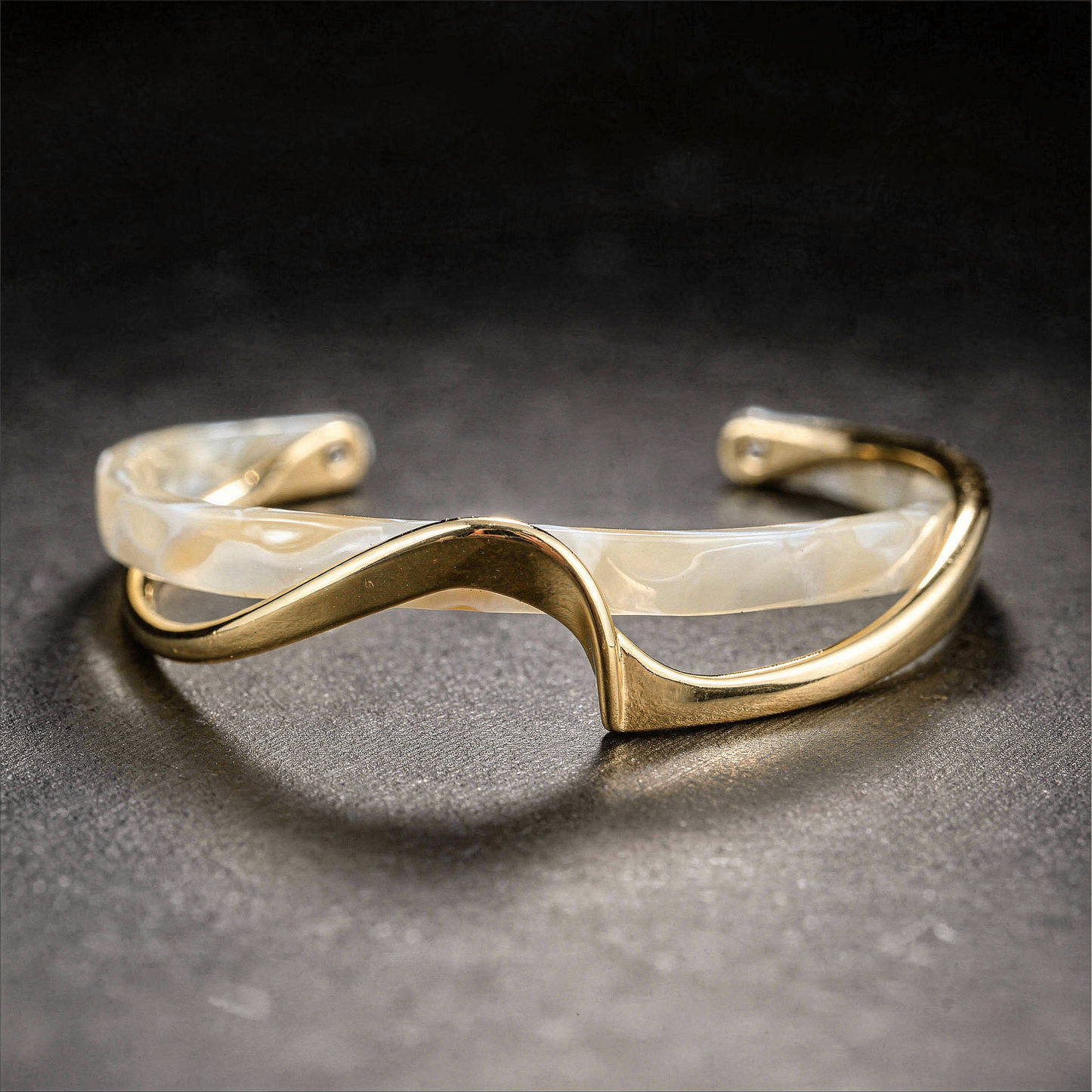 Pulsera moderna con diseño ondas en aspecto de nácar y metal