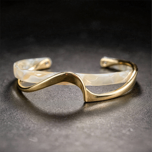 Pulsera moderna con diseño ondas en aspecto de nácar y metal