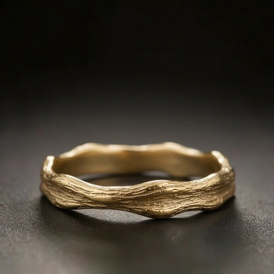 Anillo Vintage Forjado en Oro – Textura Orgánica Natural