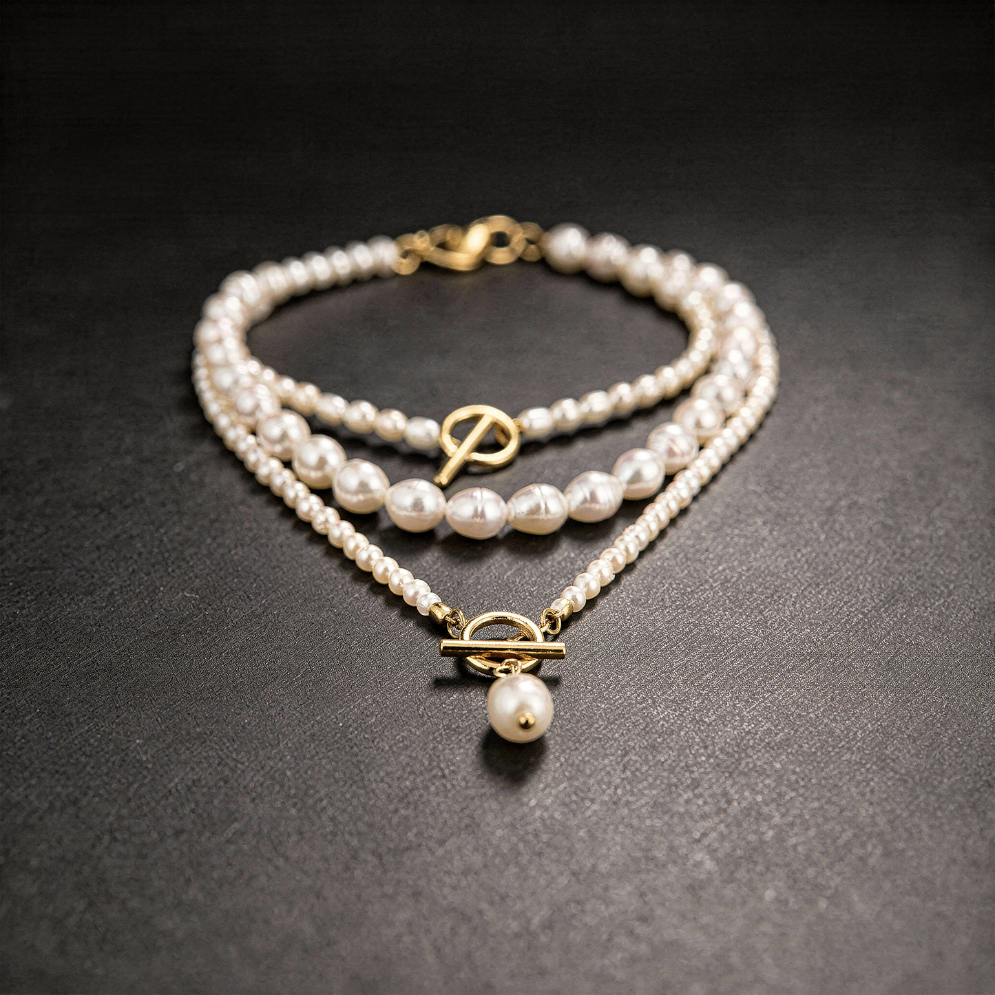Collar triple de perlas de agua dulce con elegantes cierres de palanca