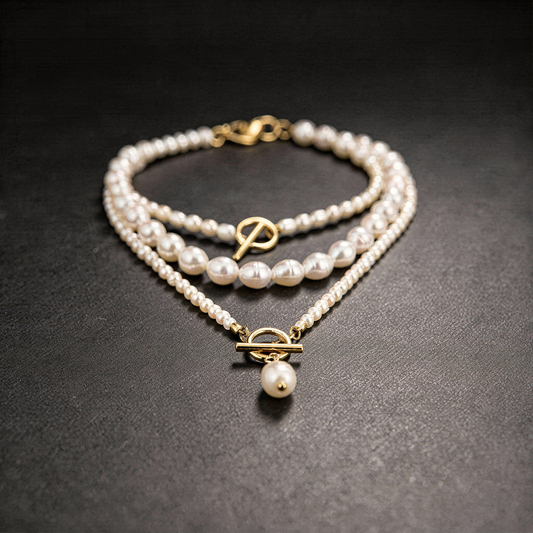 Collar triple de perlas de agua dulce con elegantes cierres de palanca