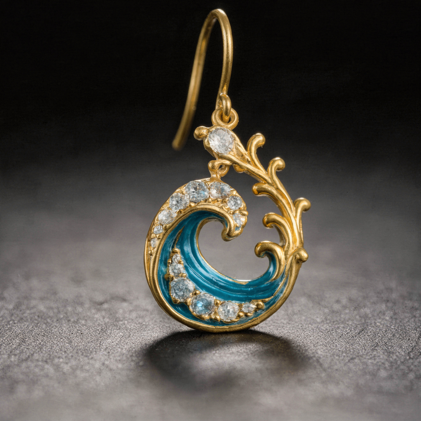 Pendientes ondulados de color aguamarina brillante con delicados zarcillos para una apariencia marítima elegante