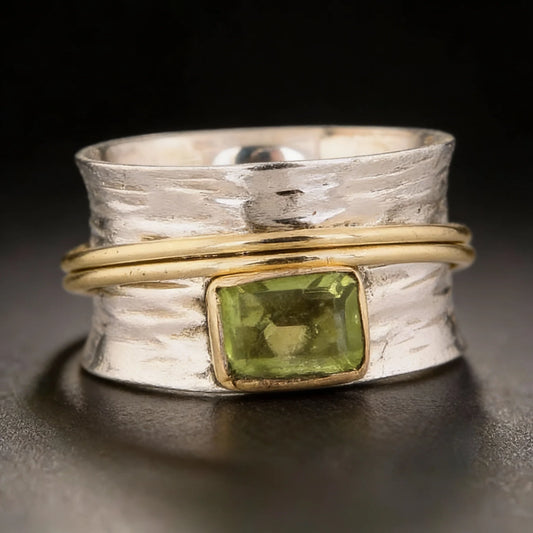 Anillo Artesanal de Plata con Piedra Preciosa de Peridoto y Detalles en Oro