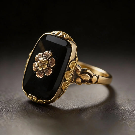 Anillo Vintage con Piedra Negra y Detalles Florales en Oro