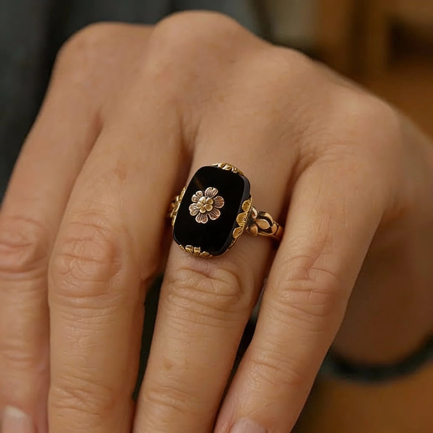 Anillo Vintage con Piedra Negra y Detalles Florales en Oro