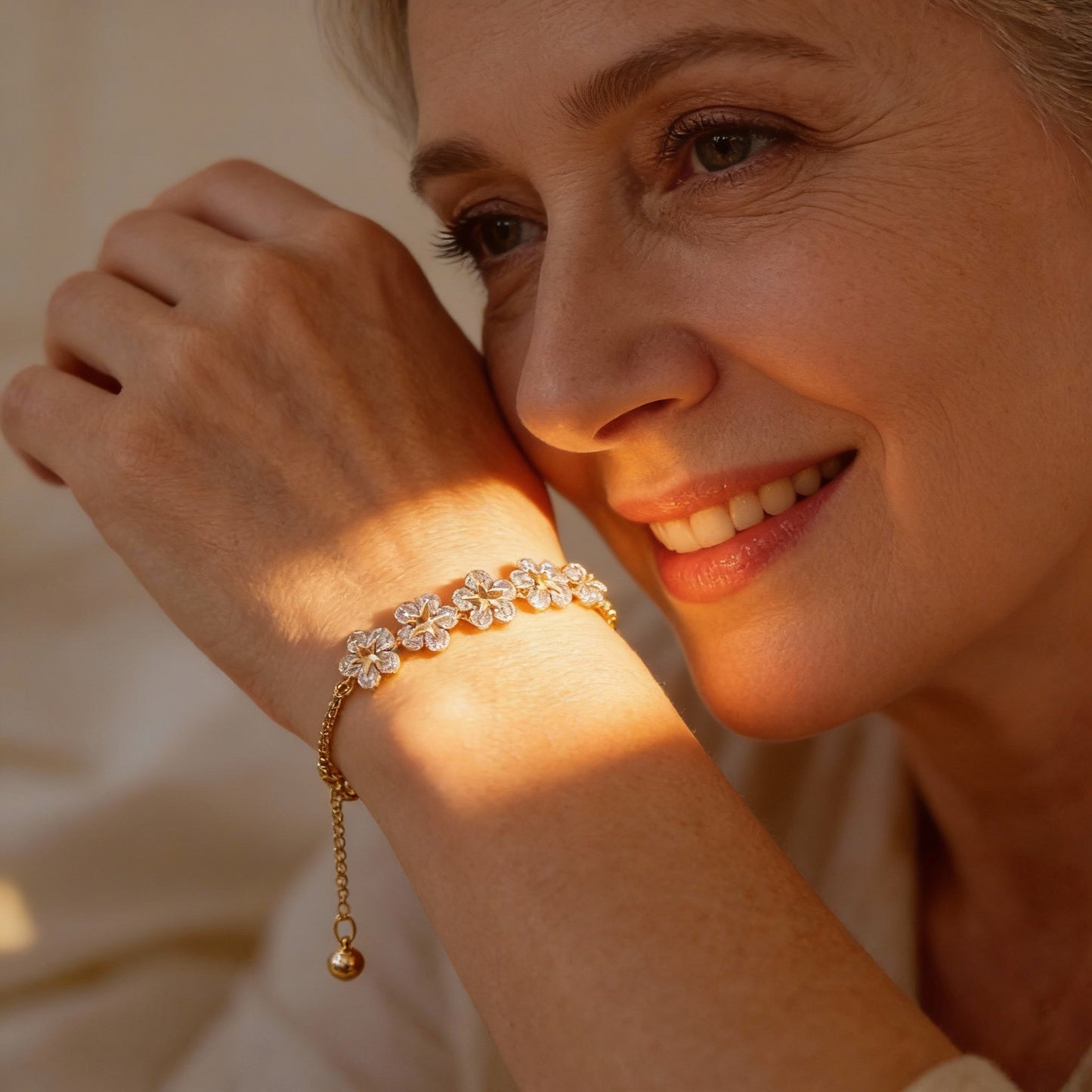 Elegante pulsera de flores con cadena ajustable y piedras de cristal brillantes