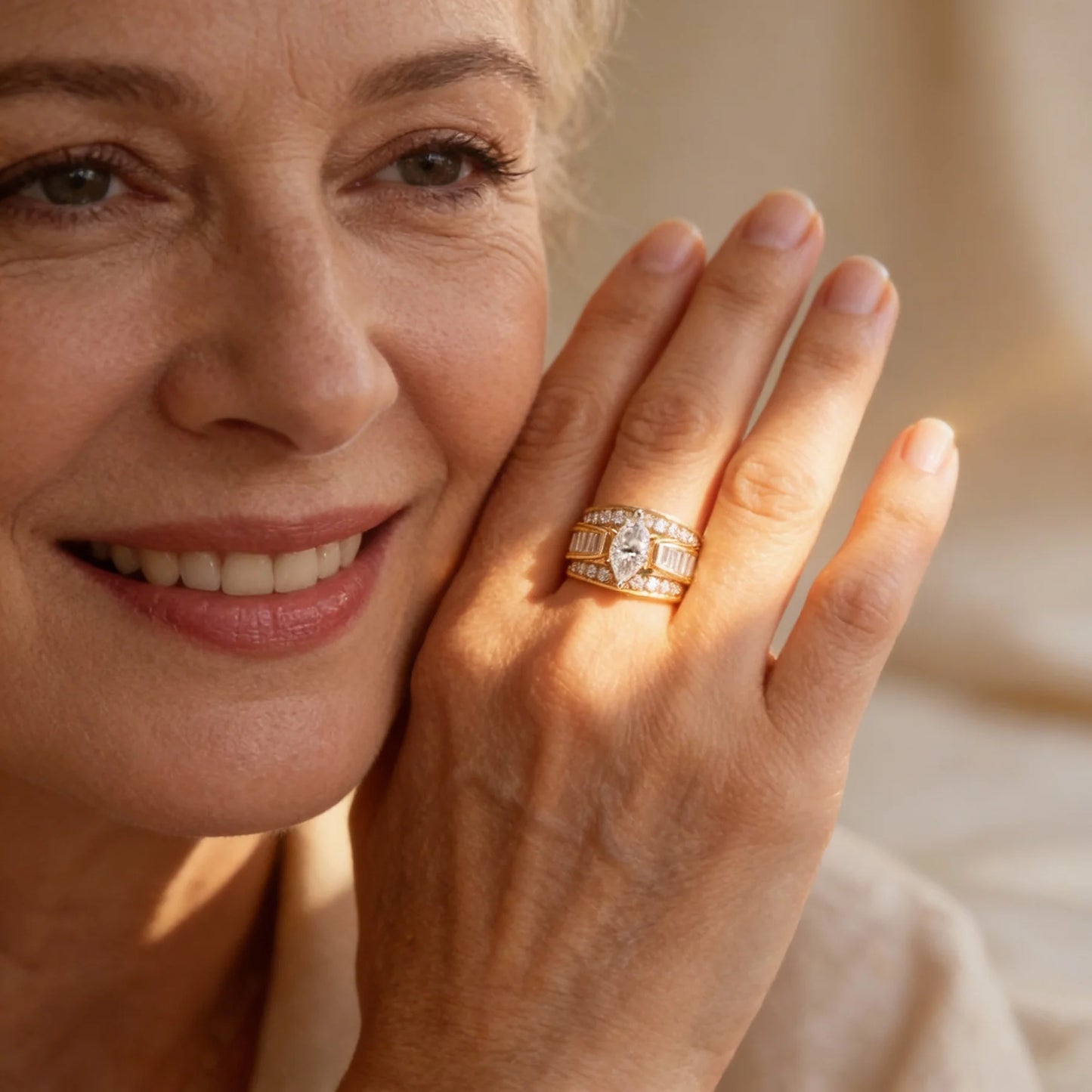 Anillo Elegante con Cristal Central