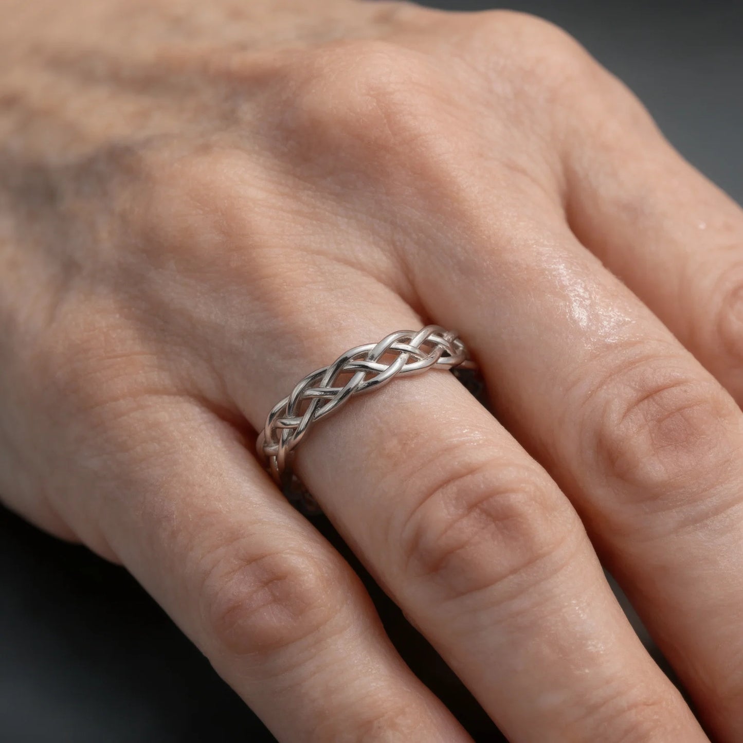 Anillo trenzado y retorcido