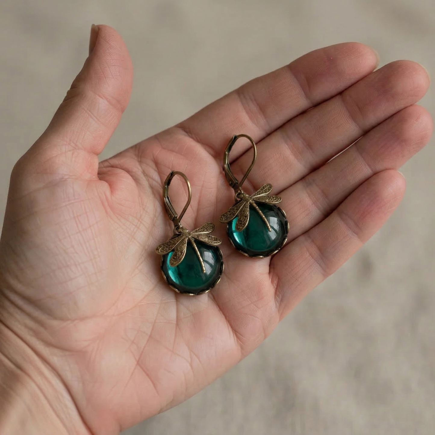Pendientes de libélula de bronce antiguo con bolas de cristal de colores
