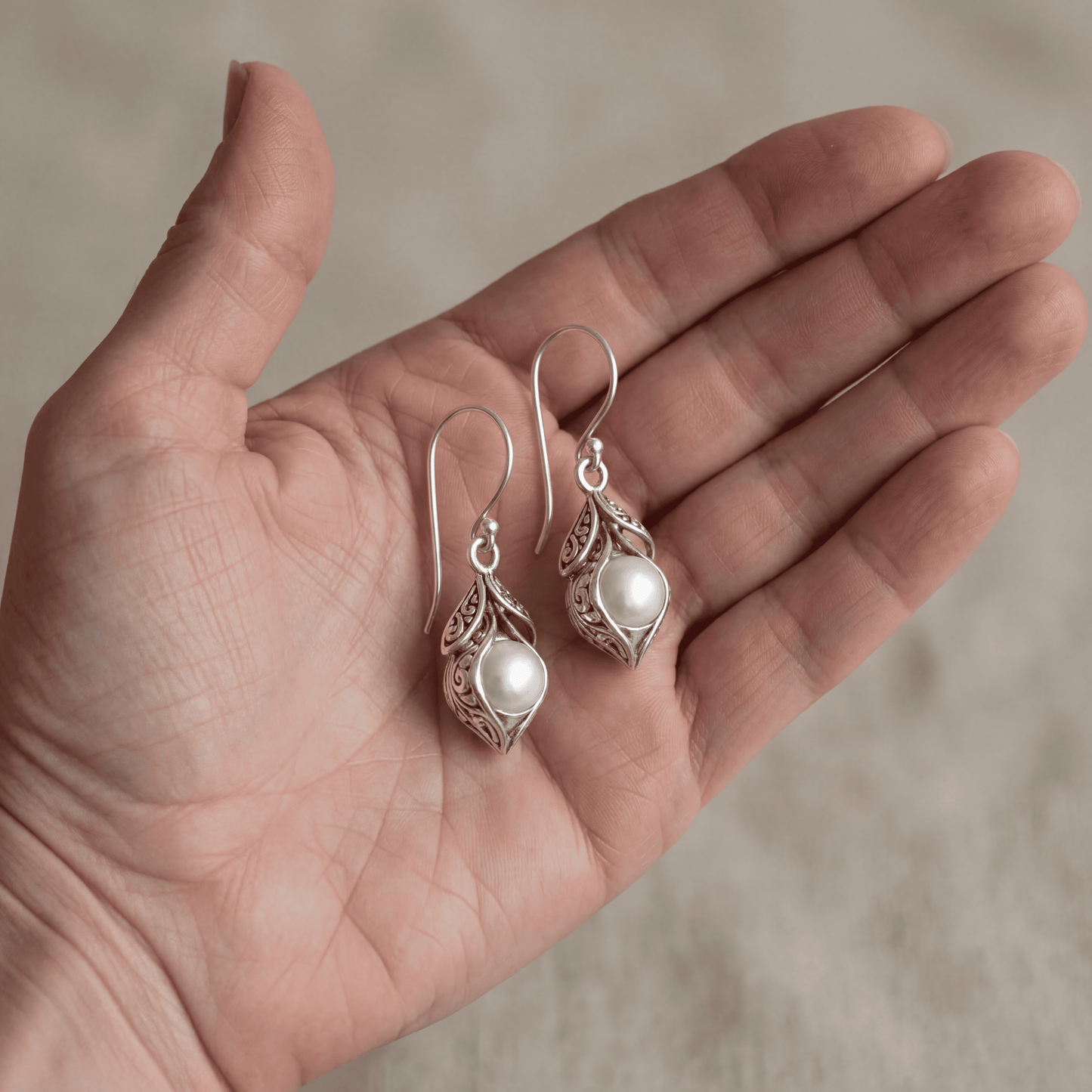 Pendientes de perlas elegantes con diseño de hojas de inspiración vintage