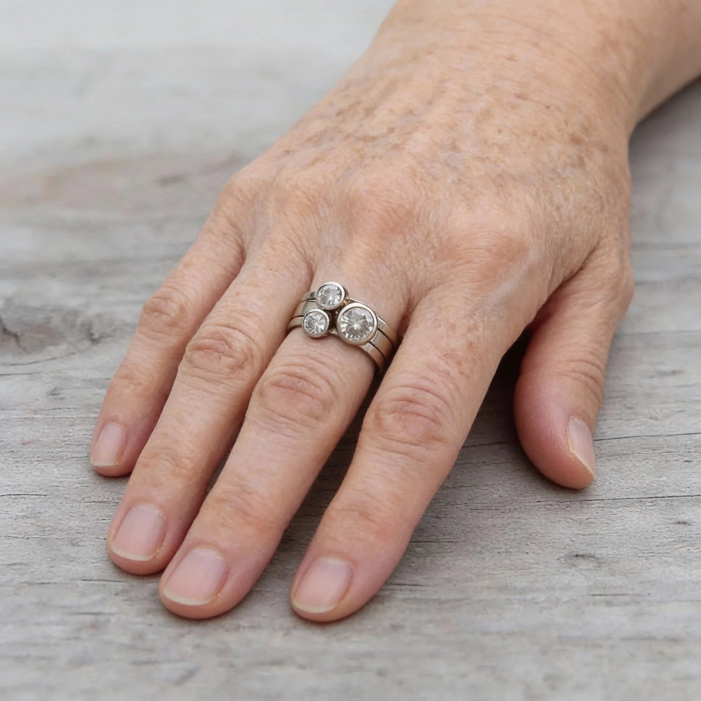 Anillo Triple Vintage con Circonitas en Bisel