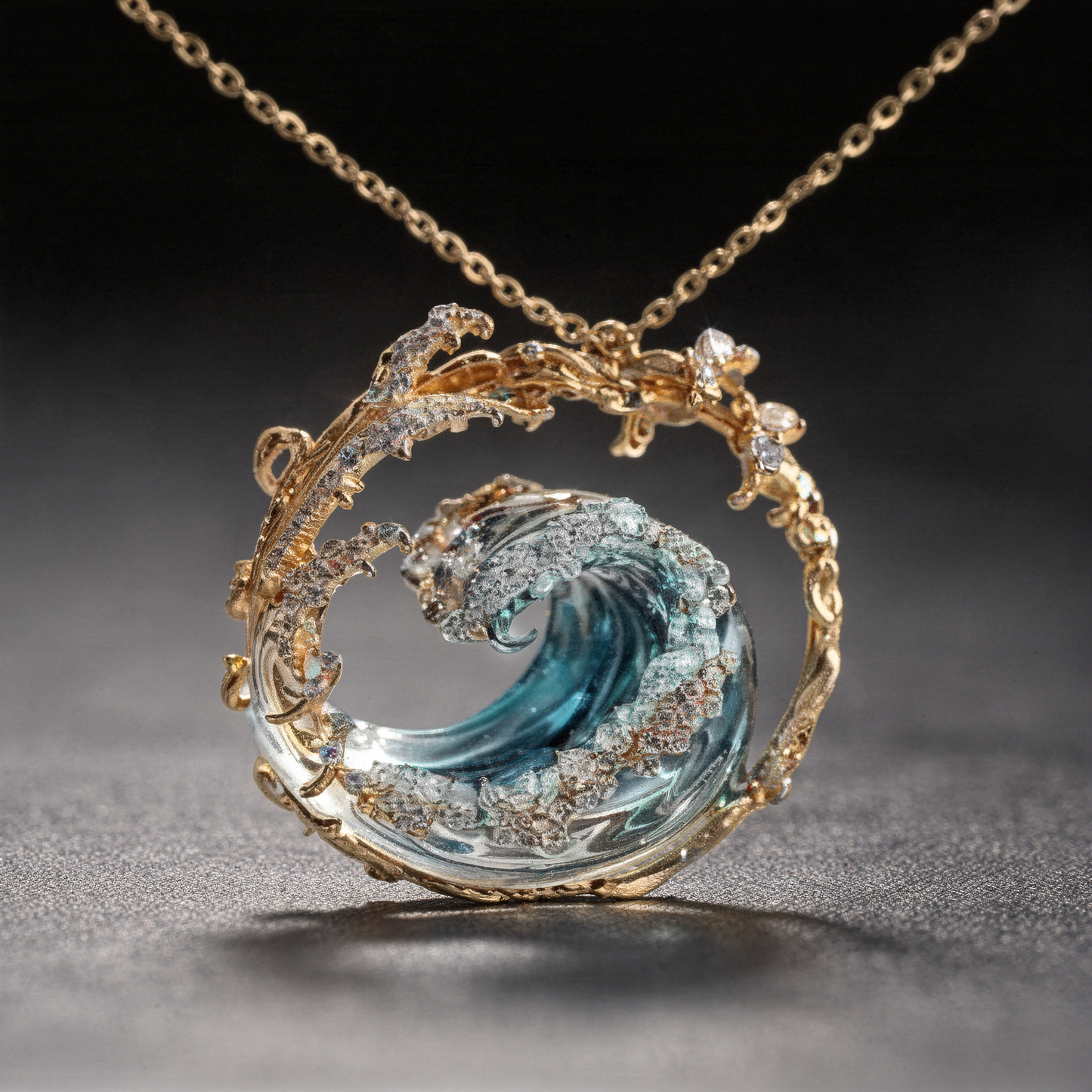 Collar de olas brillantes con cristales y charm marítimo