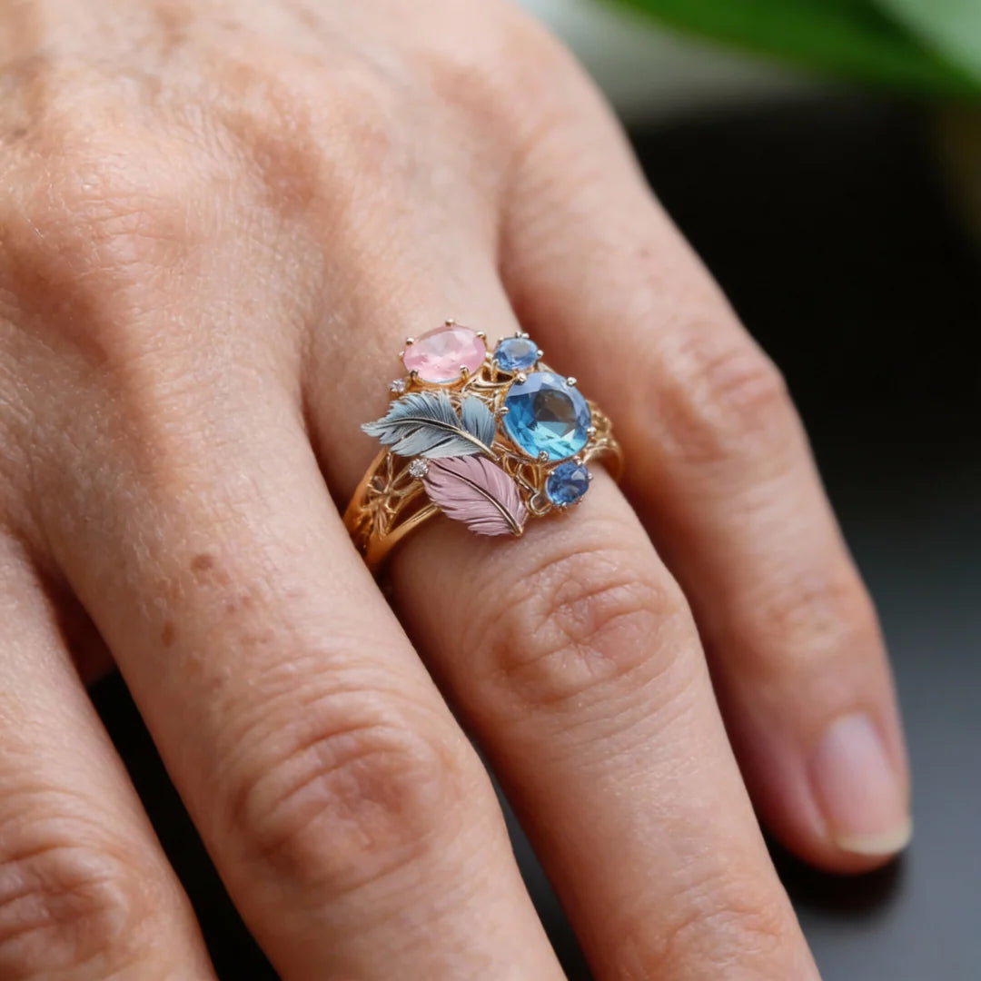 Anillo Vintage con Cristales y Plumas Exóticas