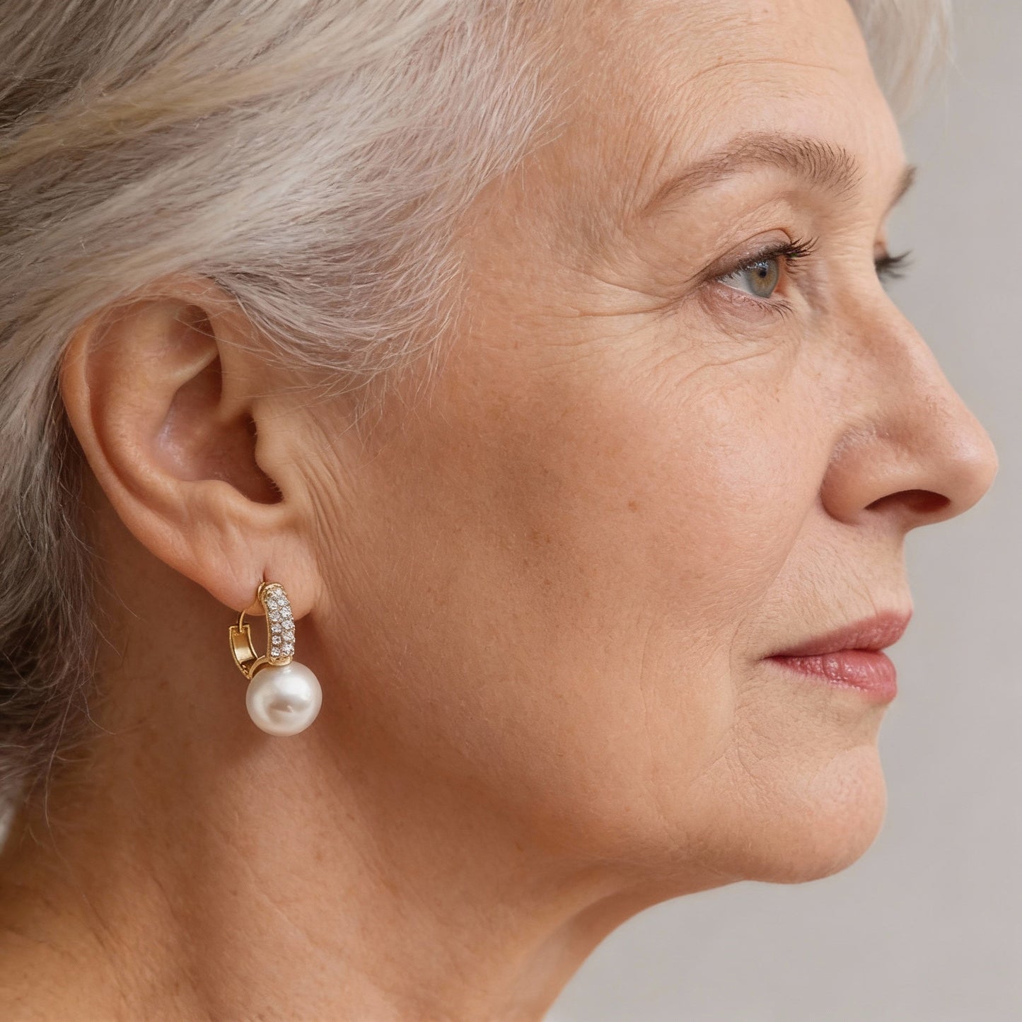 Pendientes de perlas elegantes con circonitas brillantes y diseño elegante