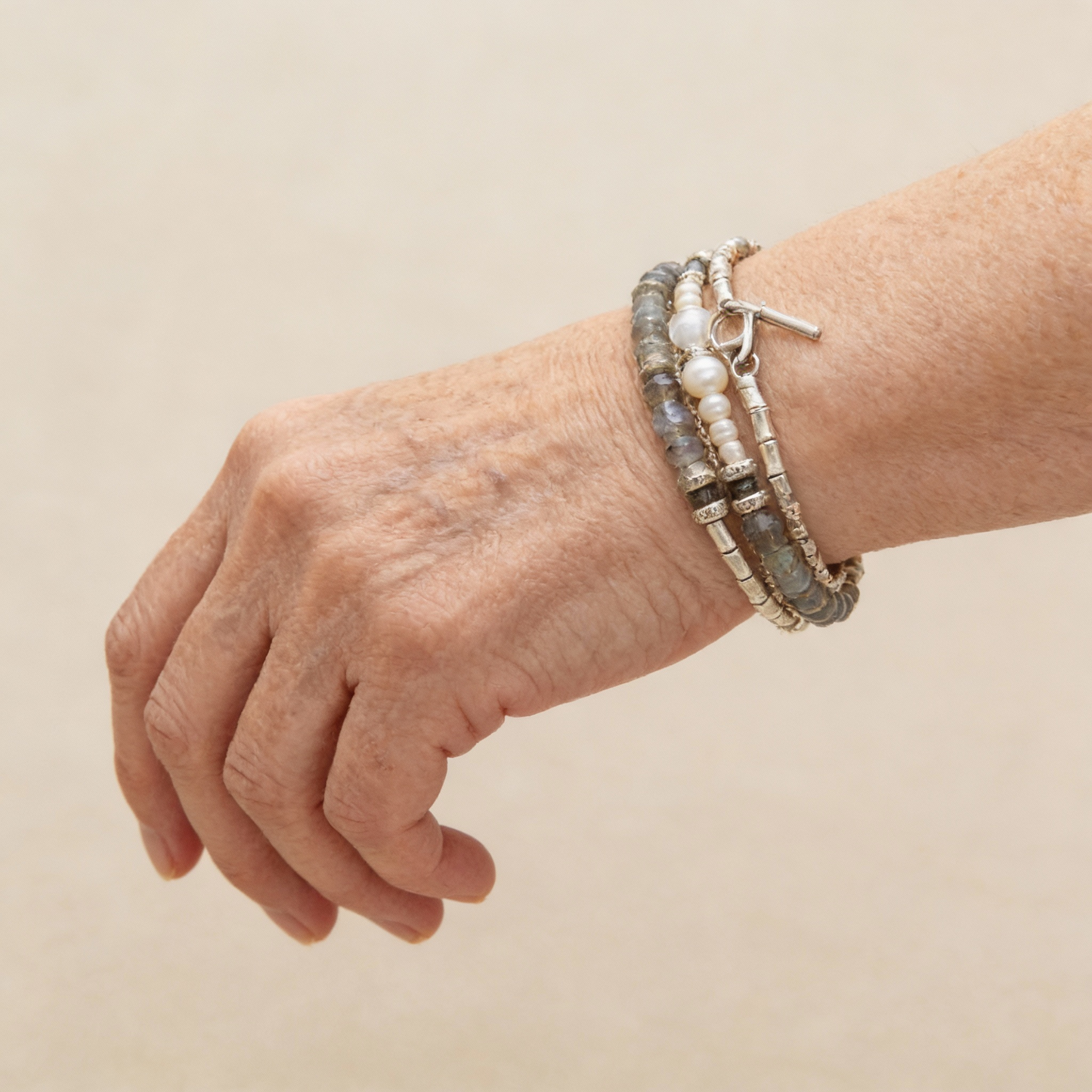 Pulsera brillante de labradorita y perlas en estilo vintage de varias hileras