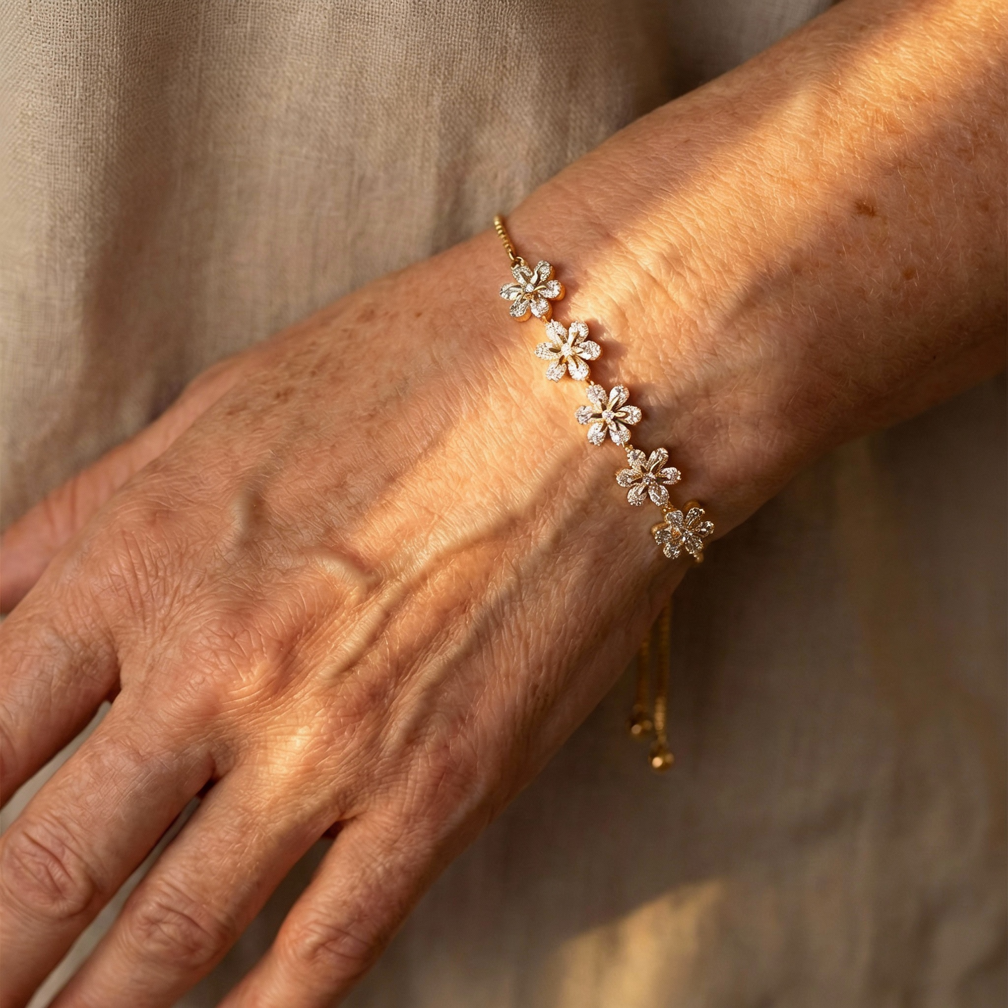 Elegante pulsera de flores con cadena ajustable y piedras de cristal brillantes