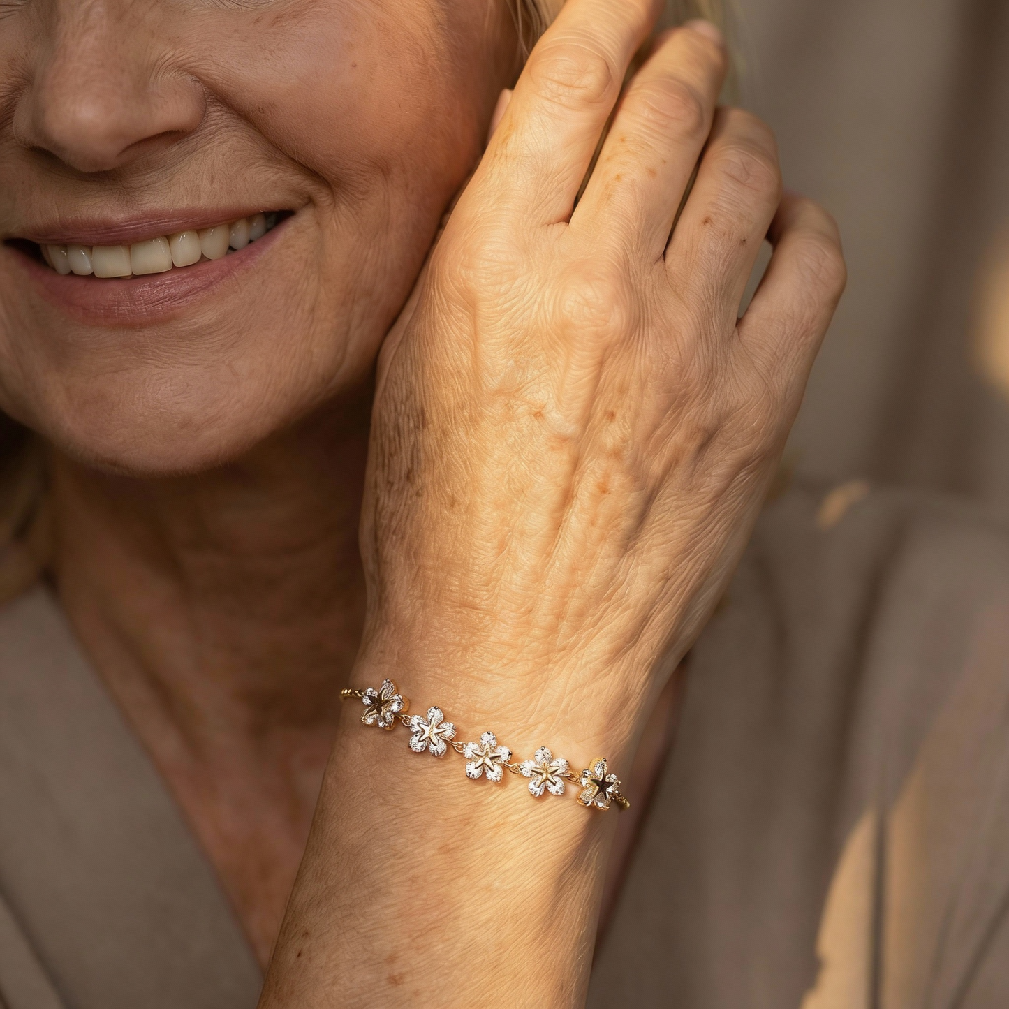 Elegante pulsera de flores con cadena ajustable y piedras de cristal brillantes