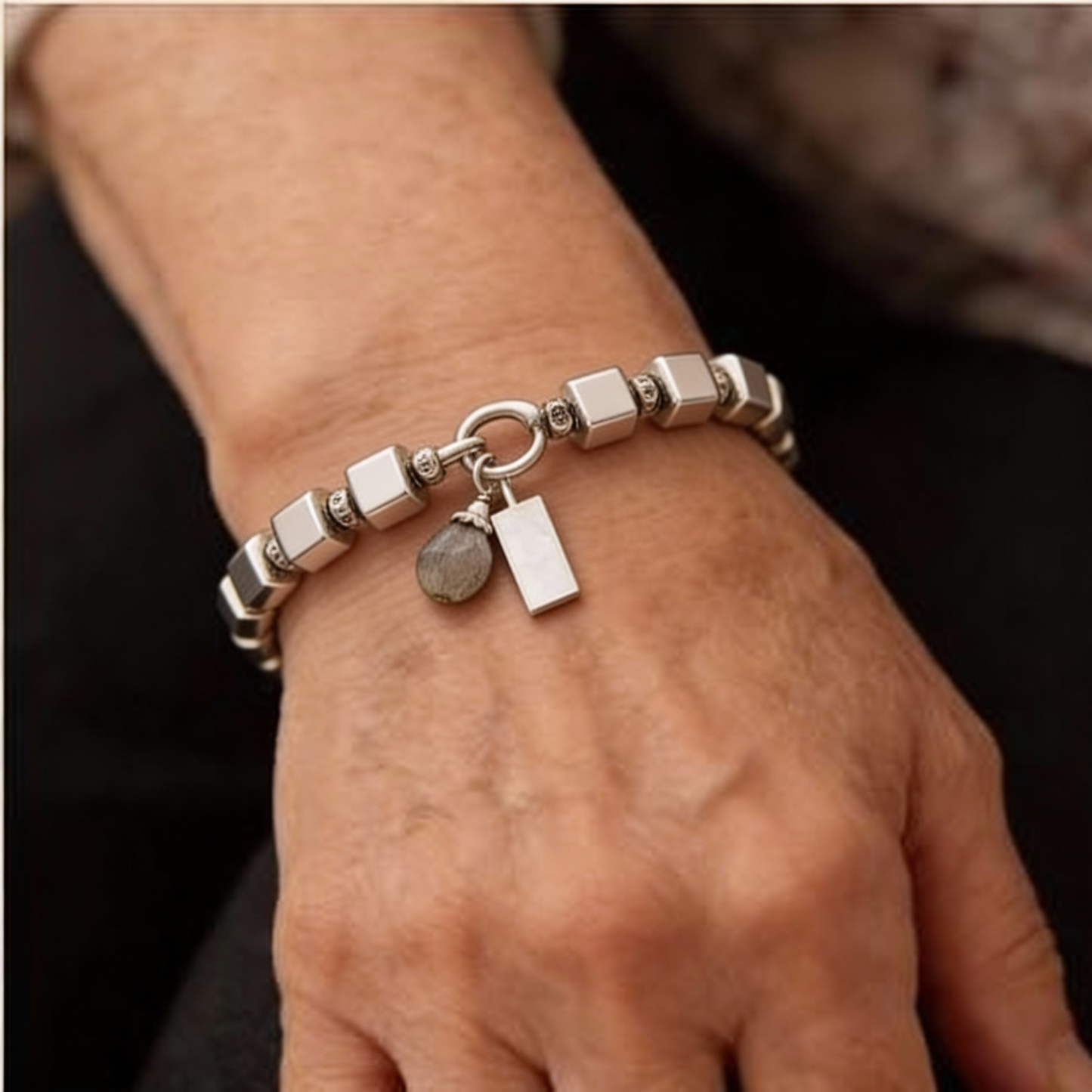 Pulsera de cubo esmerilado con colgante de labradorita brillante
