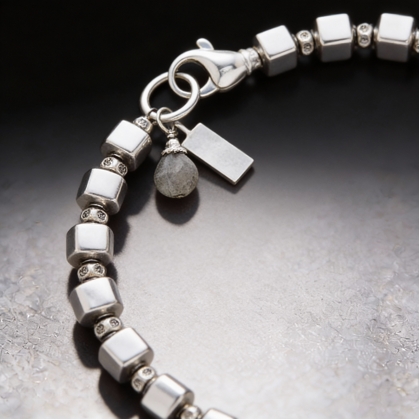 Pulsera de cubo esmerilado con colgante de labradorita brillante