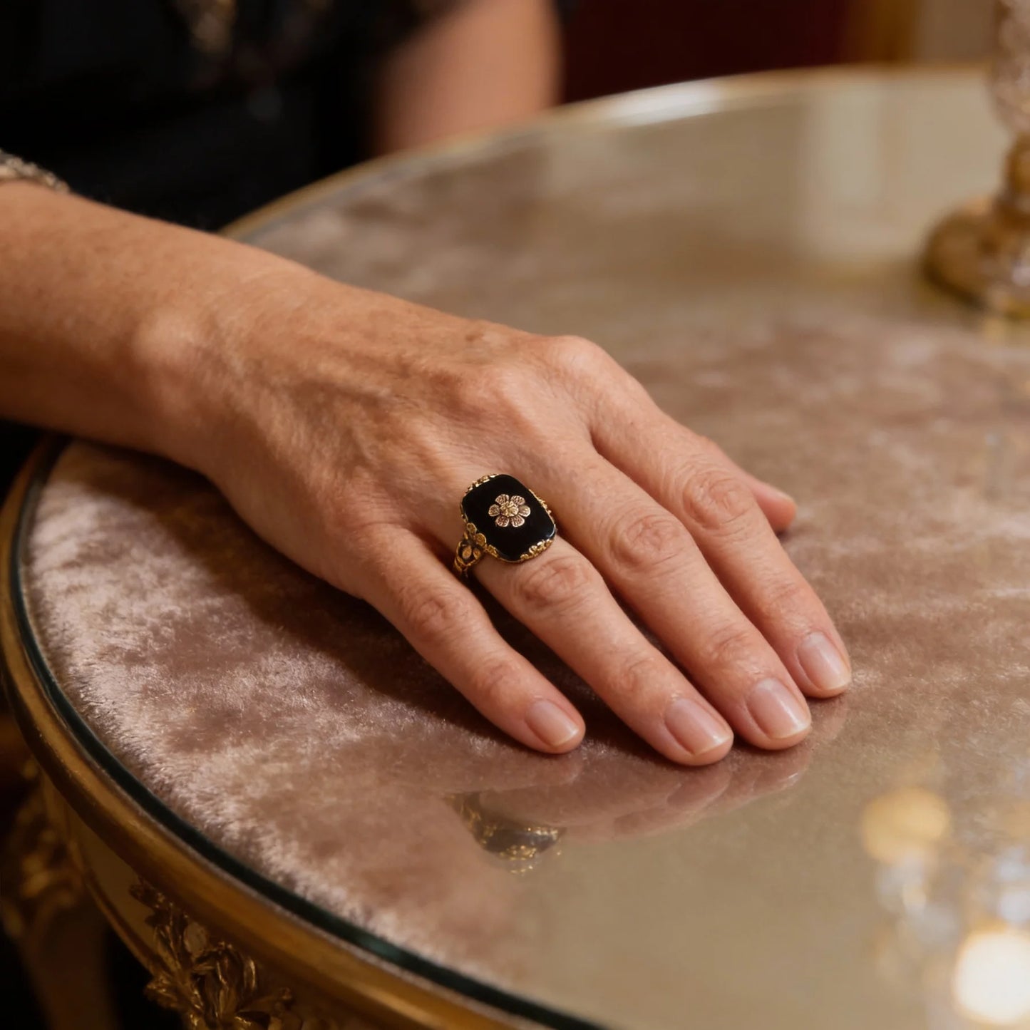 Anillo Vintage con Piedra Negra y Detalles Florales en Oro
