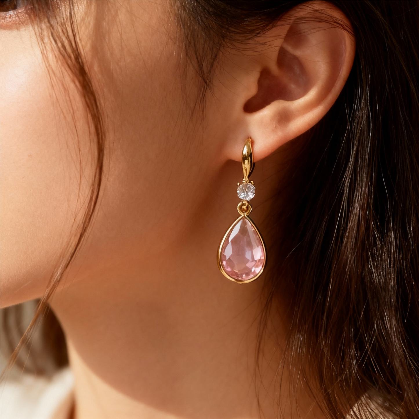 Pendientes elegantes con piedra en forma de lágrima rosa y circonitas brillantes