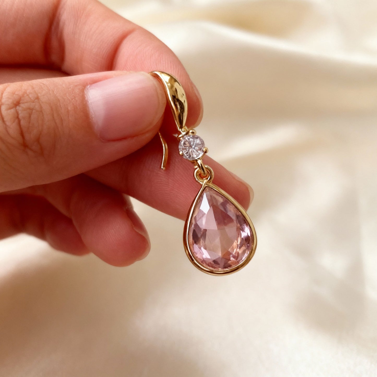 Pendientes elegantes con piedra en forma de lágrima rosa y circonitas brillantes