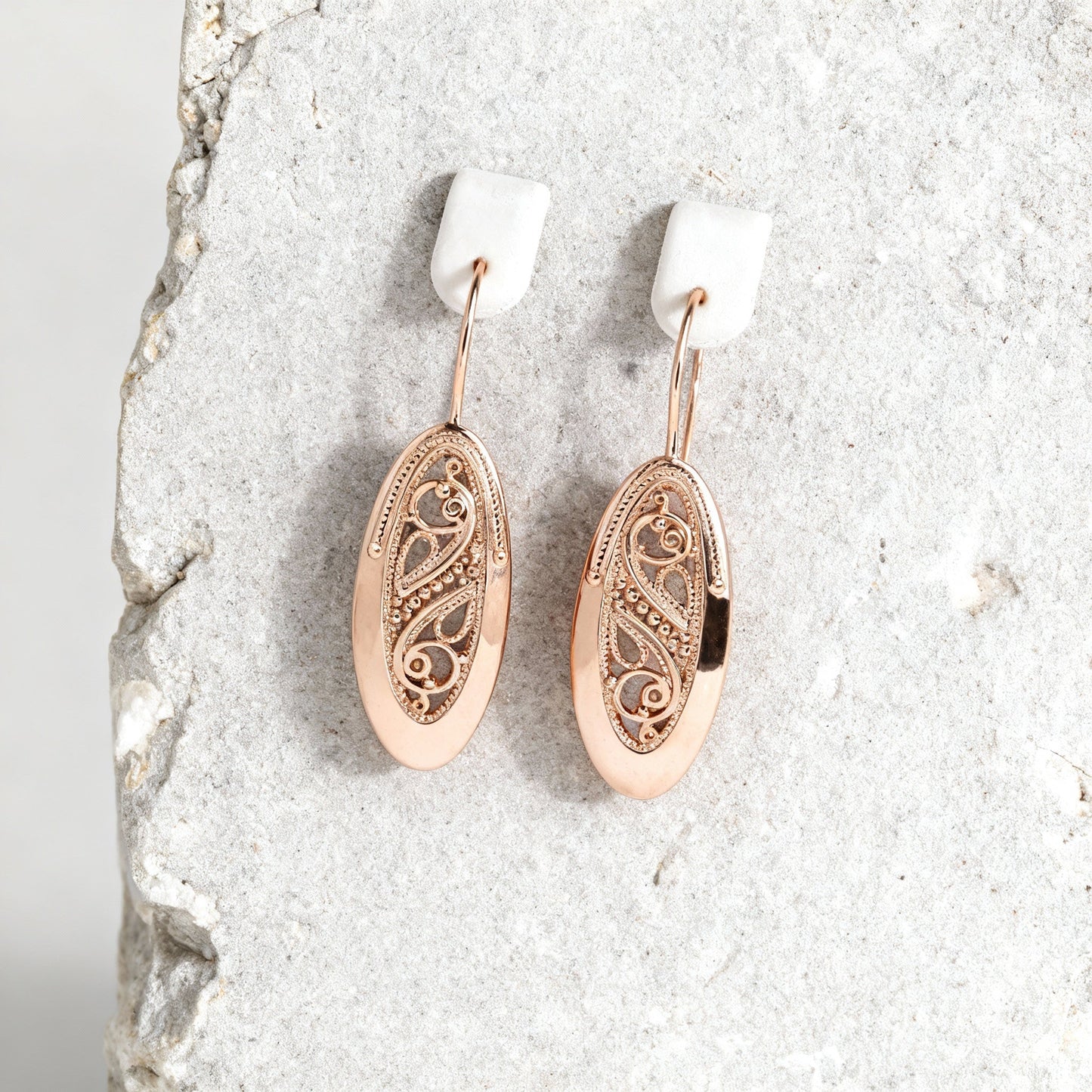 Pendientes ovalados con elegante diseño vintage calado